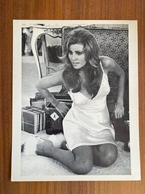 Raquel Welch Photo Sexy Portrait Photo Hollywood Actress Photo